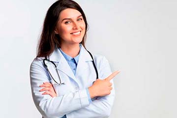 Женщина врач в белом халате