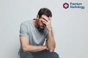 Лечение эфедрина Мужчина держится за голову